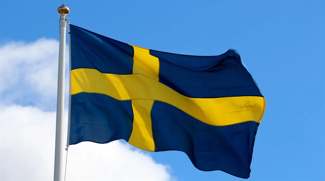 Sveriges flagga vajar i skyn