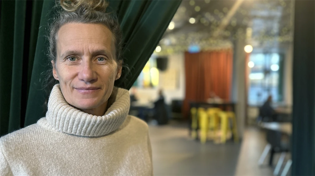 En kvinna med en vit tröja