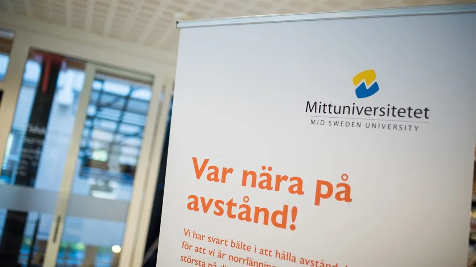 Rollup med texten "Var nära på avstånd"