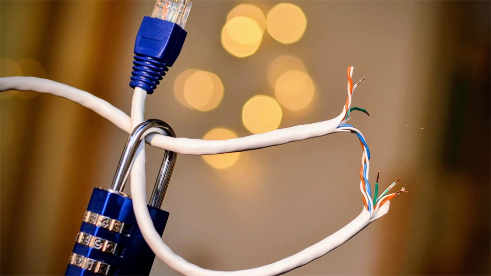 En trasig ethernetkabel med ett blått hänhlås runt