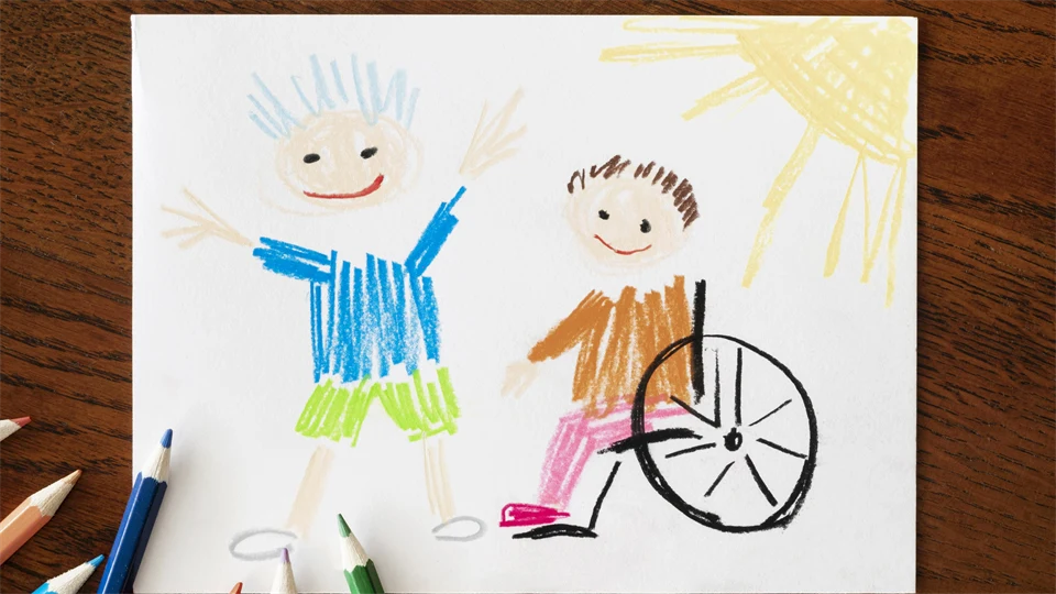 Barnteckning som föreställer två glada barn, varav ett sitter i rullstol, och en gul sol.