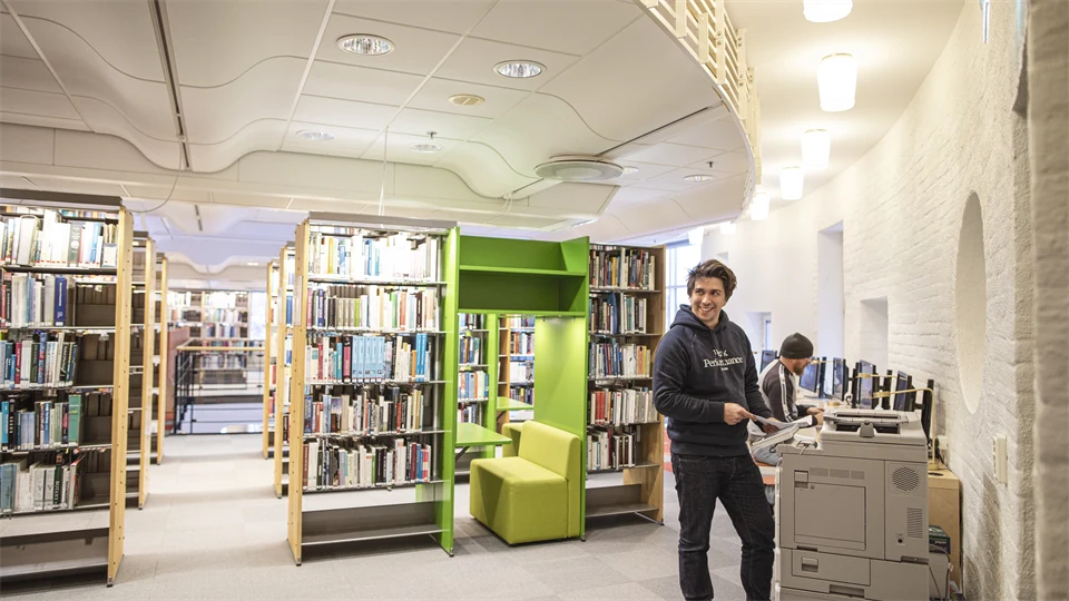 Student in library (campus Sundsvall)