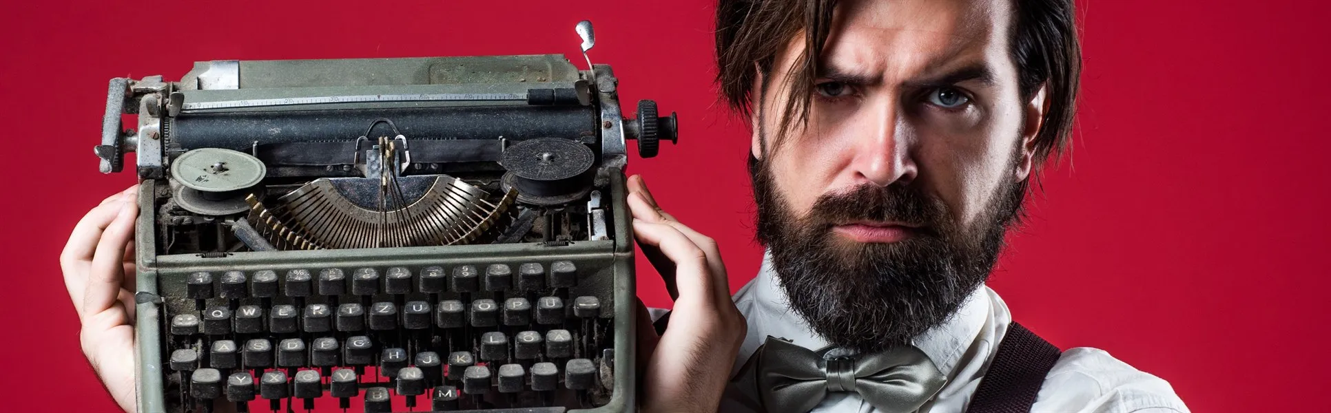Skäggig man med skrivmaskin