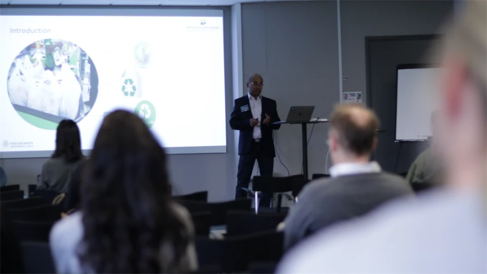 Hafizur Rahman, projektassistent vid Mittuniversitetet, presenterar på Treesearch parallella sessioner 2022