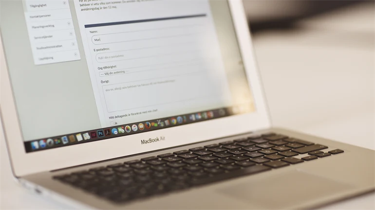 Laptop, formulär på skärm