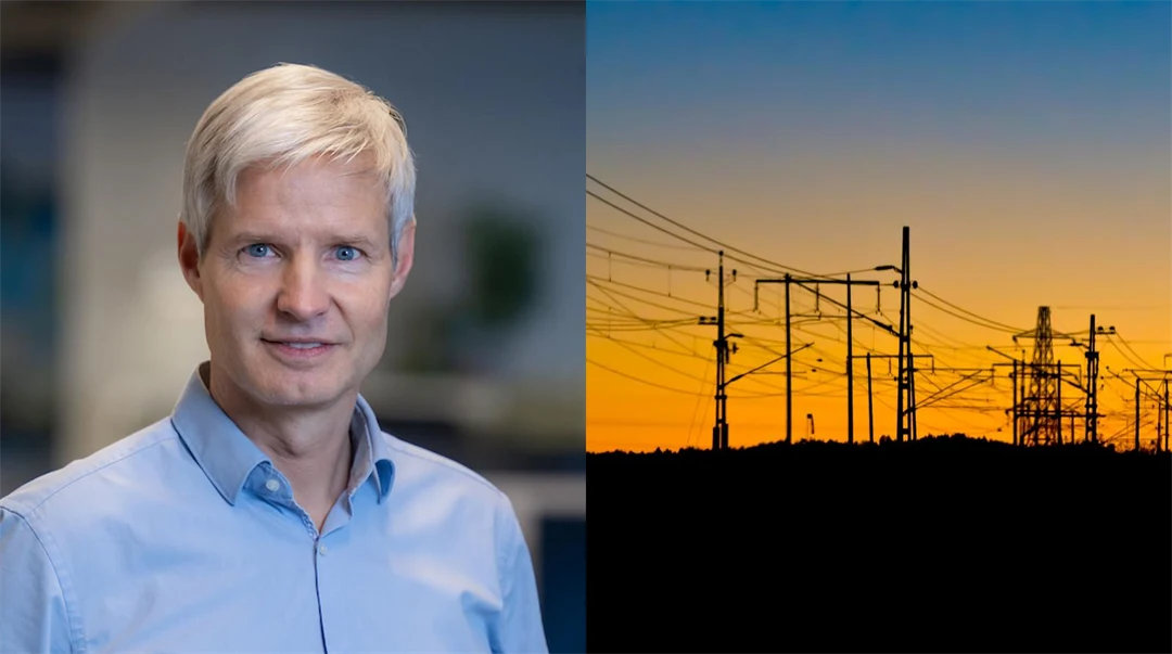 En man med ljust hår och blå skjorta bredvid en bild som visar en solnedgång bakom elstolpar
