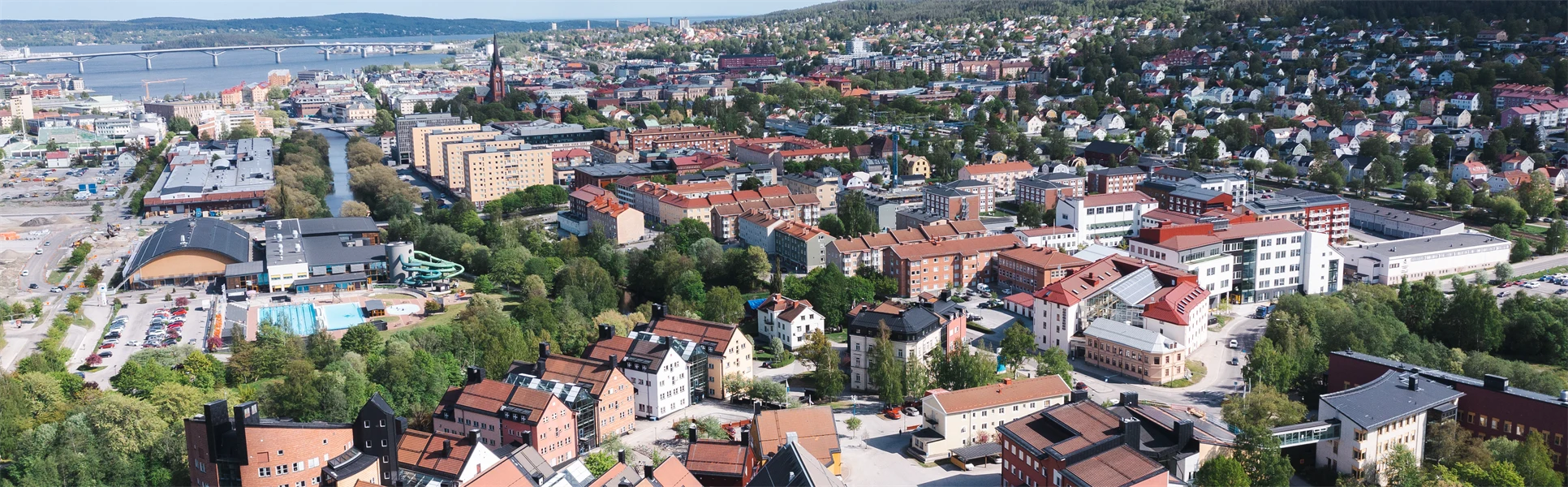 Drönarbild, Campus i förgrunden, Sundsvalls stad i bakgrunden