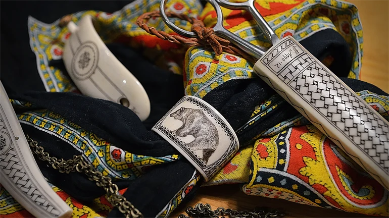 Sameslöjd, knivar och färgglada tyger.