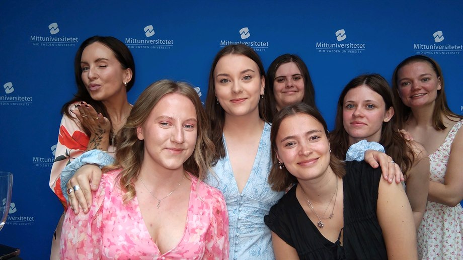 Glada studenter på avslutningen 2026