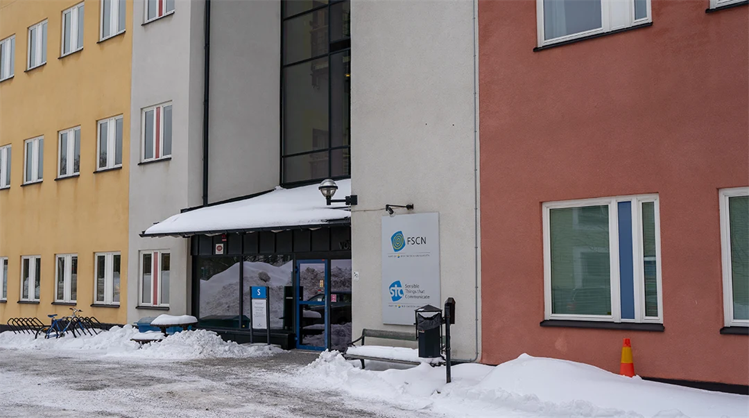 En gul, vit och röd byggnad