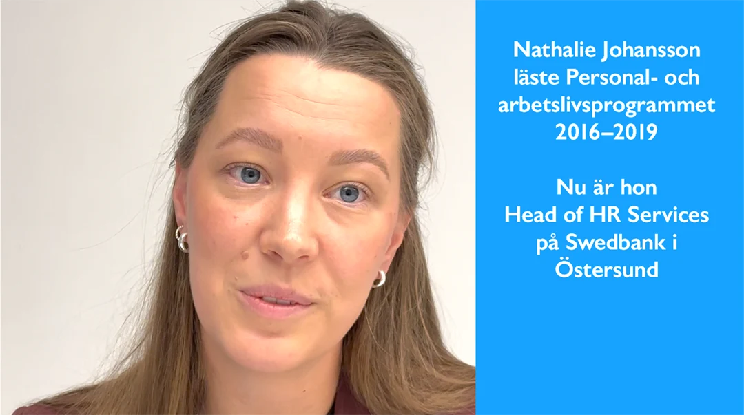 Porträtt av en kvinna vid sidan om en textplatta.