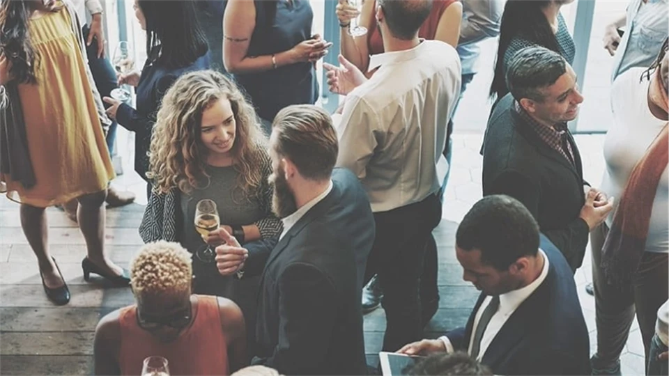 Studenter minglar på event