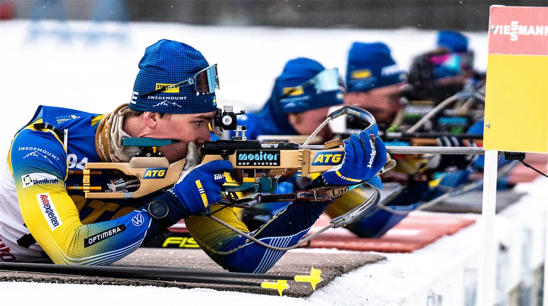 Skidskyttelandslaget ligger och skjuter mot tavlorna