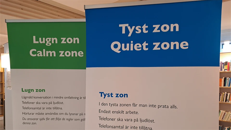 Skyltar med regler för olika ljudzoner i biblioteket