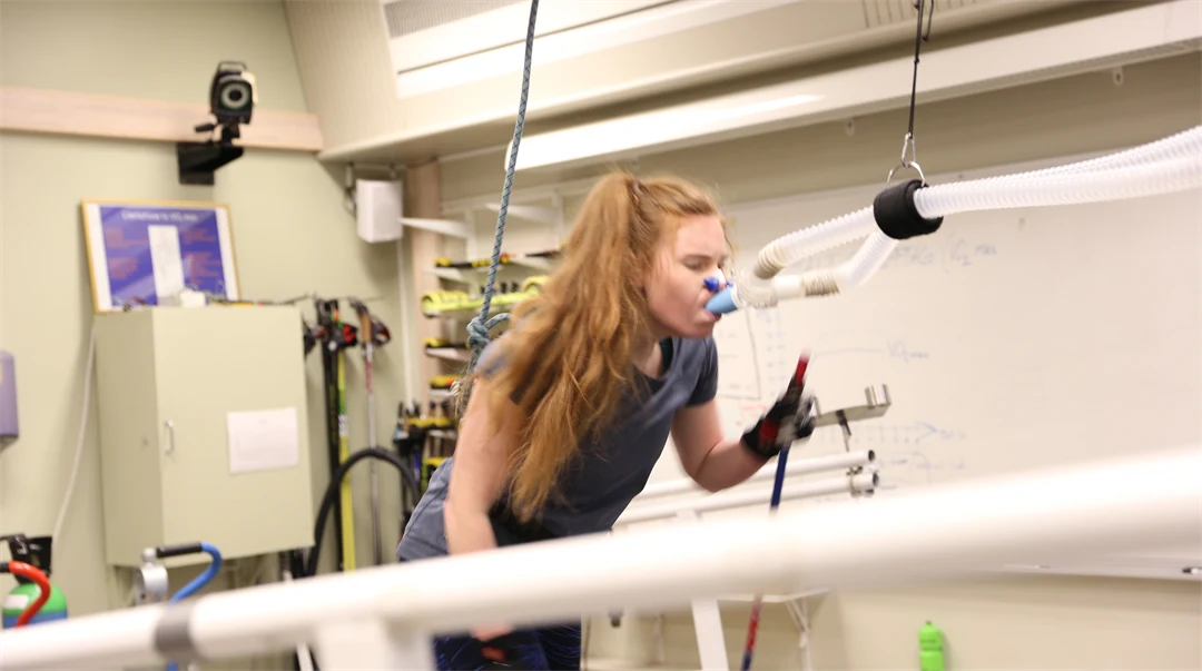 VO2max-test med Petra Holmbom, student på Idrottsvetenskapligt program. Testledare Hampus Lindblom