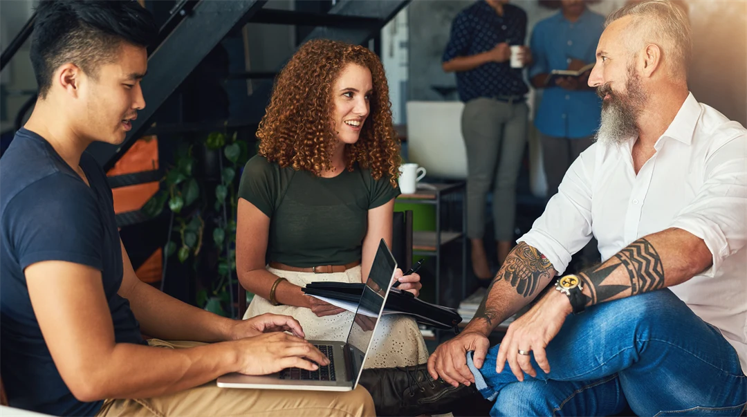 Tre människor som sitter och pratar med varandra.