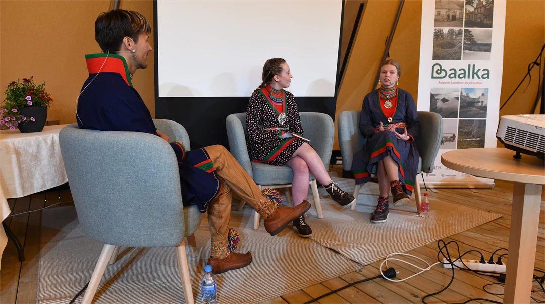 Tre personer sitter i ett panelsamtal.