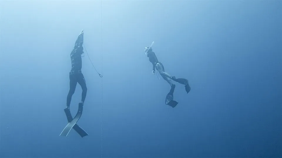 Carlos Negrete på väg mot ytan efter ett dyk till 45 meter, möts upp av säkerhetsdykare.