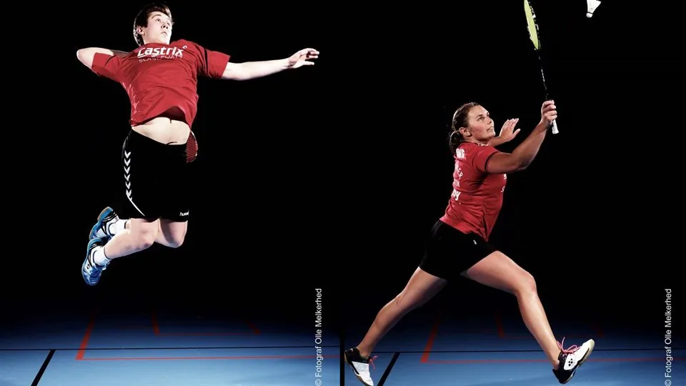 Två personer som spelar badminton i var sin bild.