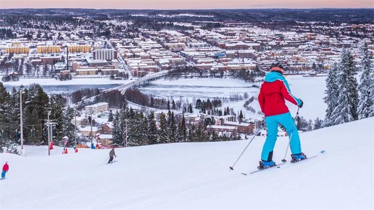 En pojke som åker slalom i Östersund