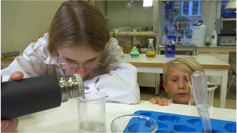 Ebbe och Signe gör experiment med Technichus