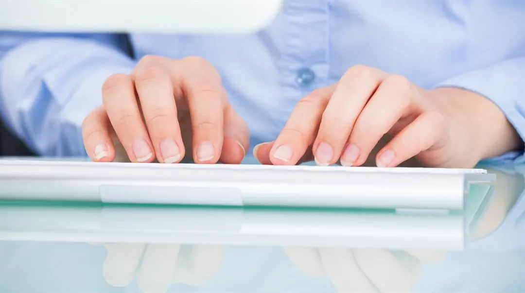 Kvinna skriver på tangentbord