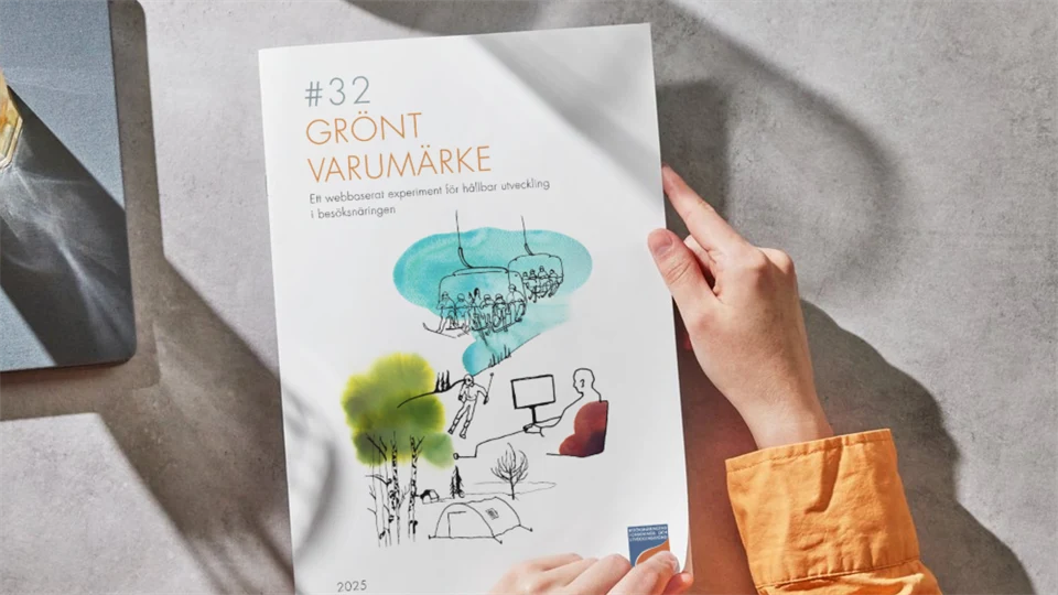 Kvinnohänder som håller i en forskningsrapport tryckt på papper