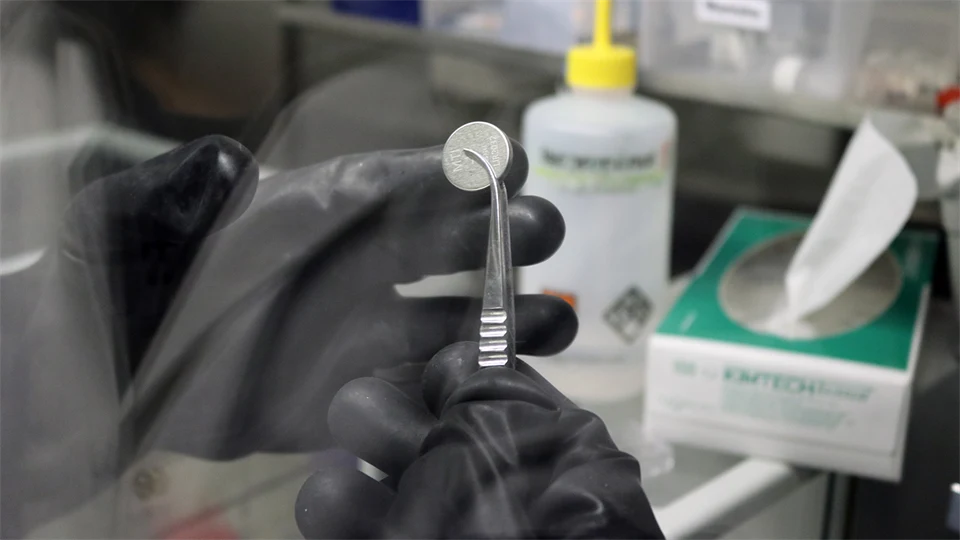 Aluminum battery in a lab environment.