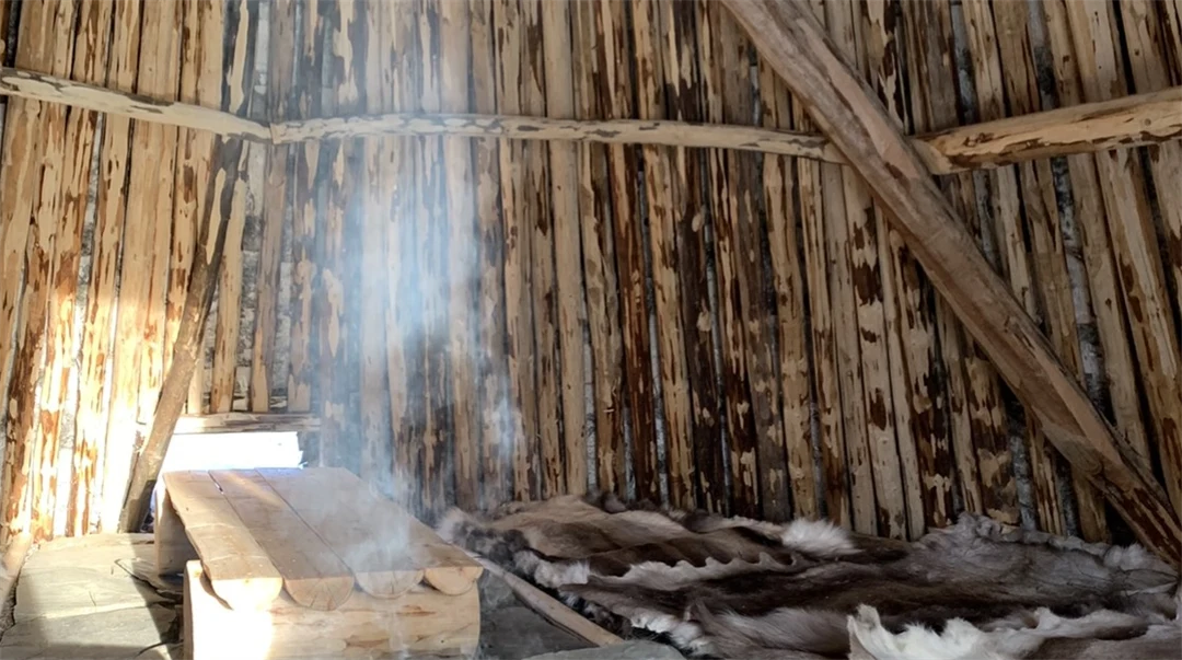 Interiör av torvkåta