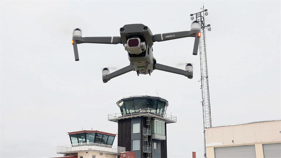 En drönare som lyfter på en flygplats