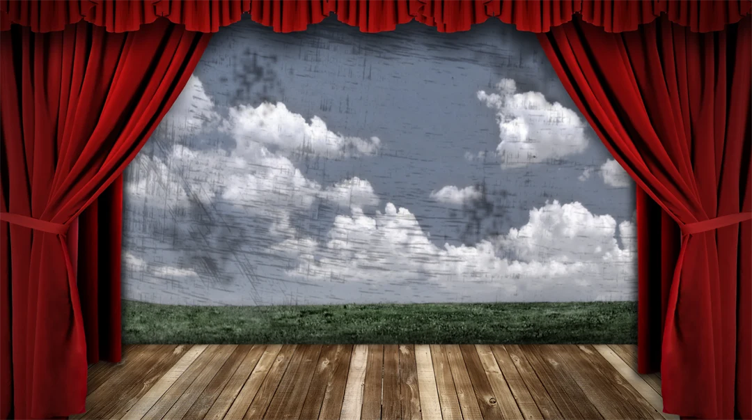 Röd teatergardin med himmelsbakgrund