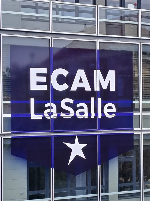 ECAM LaSalles logga mot en vägg