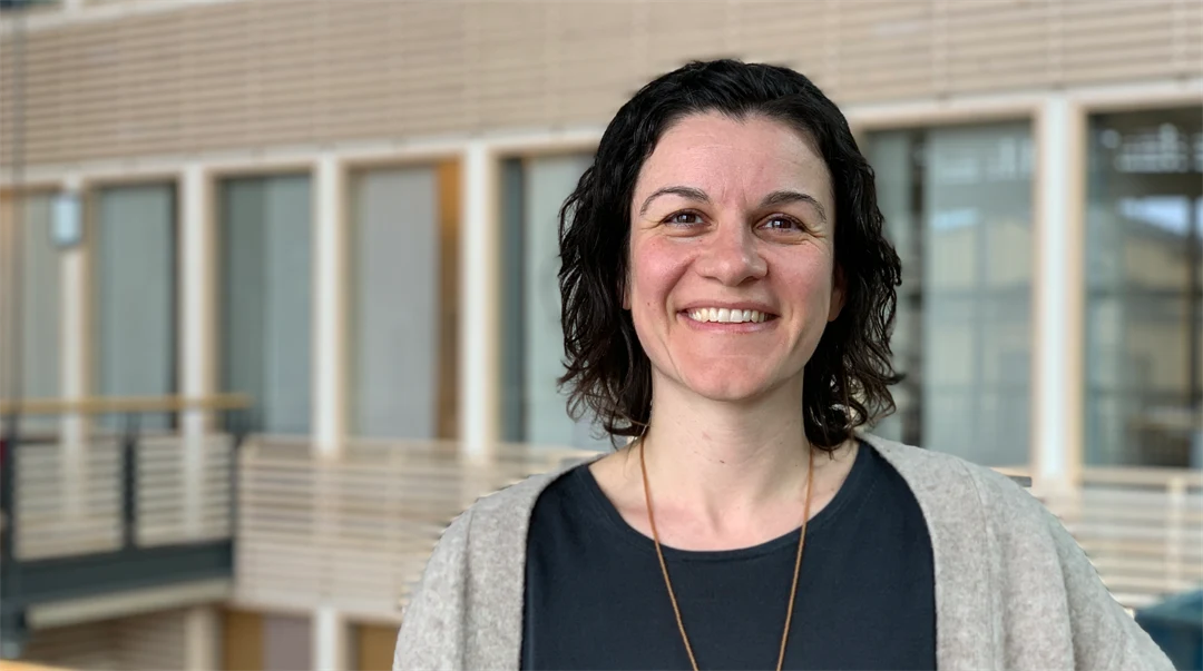 Portrait of a smiling woman.
