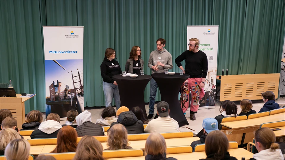 Fyra studentambassadörer i panelsamtal på scenen i Fälldinsalen. 