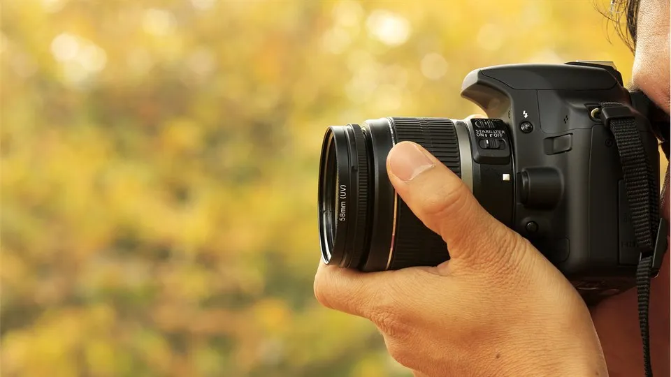Fotograf med ett skott med en digitalkamera