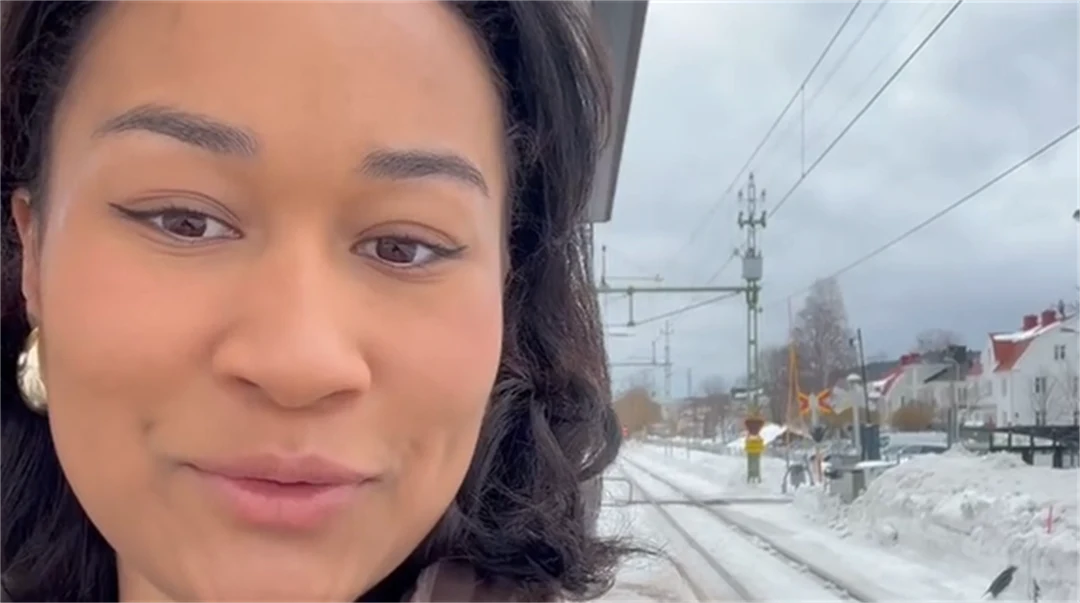 Studenten Aisha pratar med studenterna som arbetar under Öppet hus på campus i Östersund.