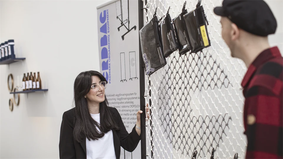 Studenter visar upp examensarbeten i industridesign