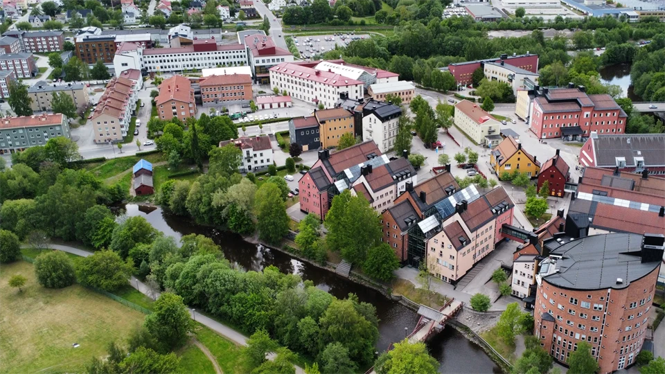 Drönarbild över Campus Sundsvall som visar olika byggnader som har olika utformning och färg.