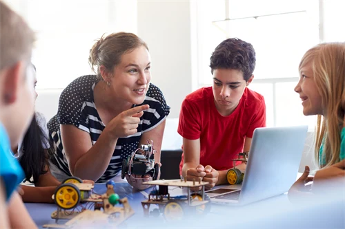 lärare pedagog klassrum grundskola teknik robot