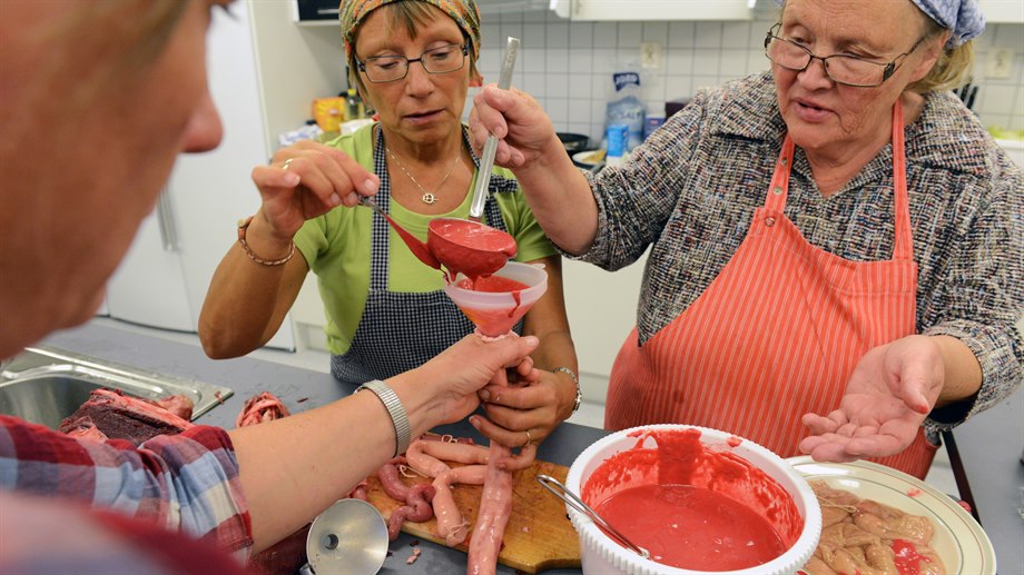 Kurs i traditionell samisk matlagning i Røyrvik. Jonhild Jåma förmedlar sin kunskap till Elin Marie Duorra och Anne-Lise Dunfjeld.