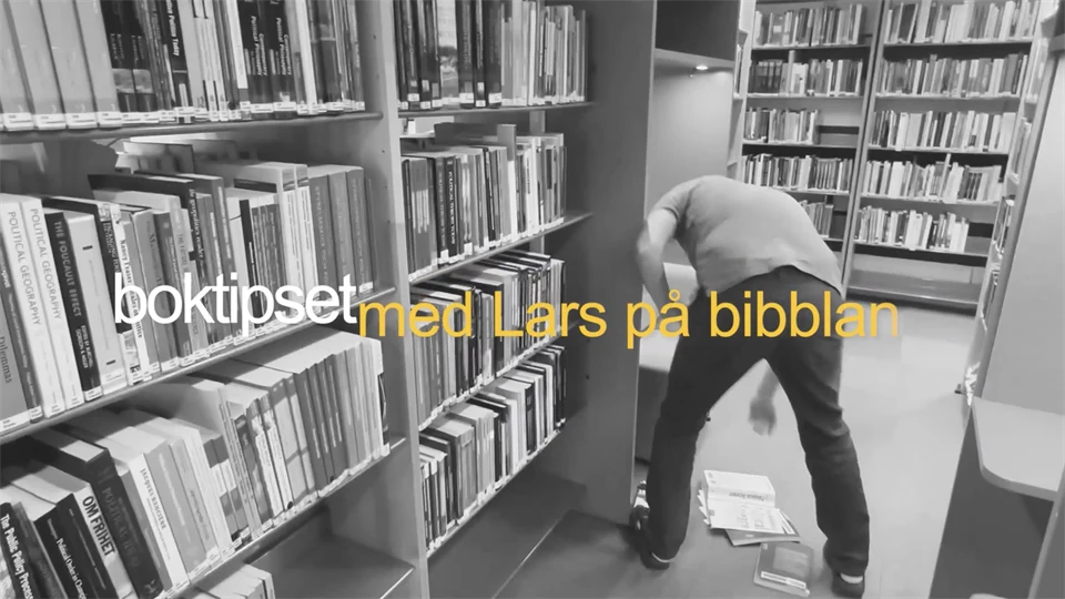 en man plockar upp böcker från golvet i biblioteket