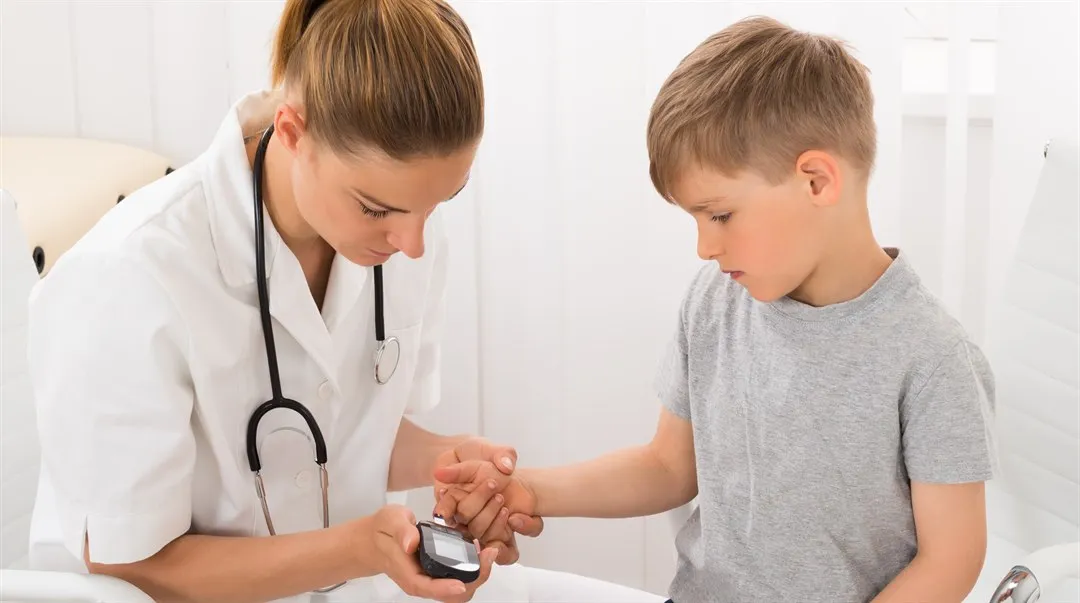 Läkare undersöker blodsockernivåer hos en ung pojke.