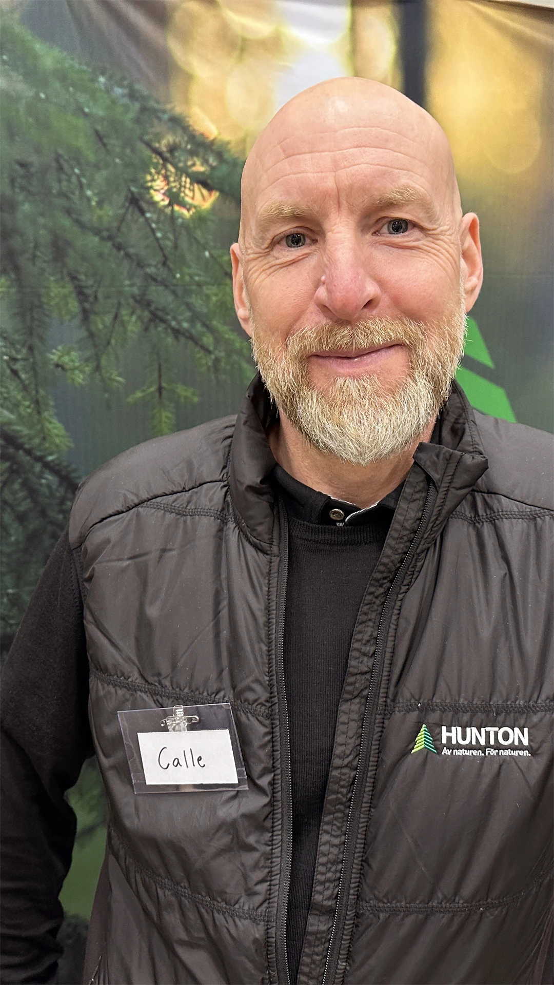 en man ler mot kameran