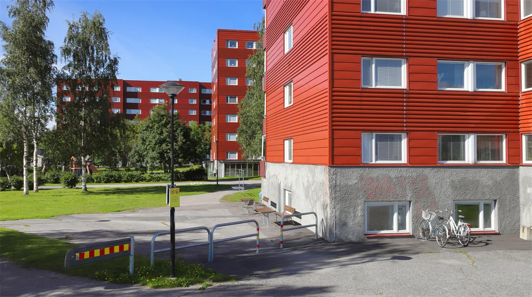 Lägenhetshus i solsken.