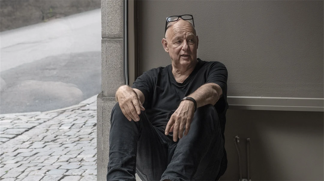 Gert  Wingårdh, svensk arkitekt. Hans arbeten sträcker sig från butiksinredningar till fabrikskomplex