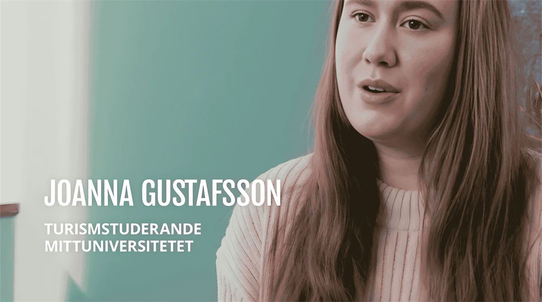 Studenten Joanna framför en grön vägg inomhus