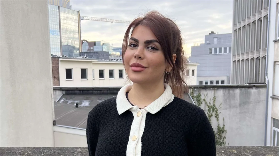 En kvinna med mörkt hår och en svart tröja