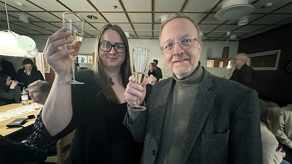 en kvinna och en man skålar med bubbel