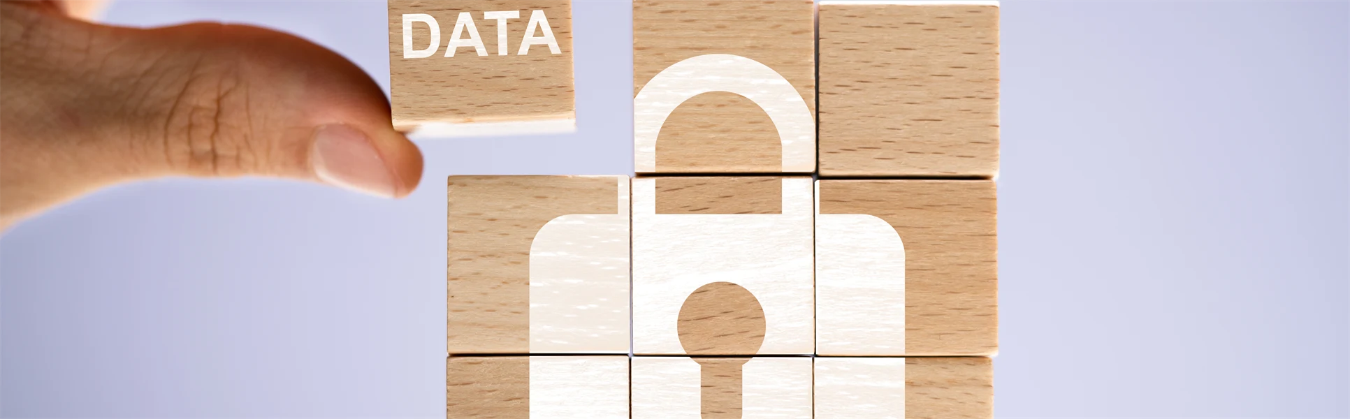 Träkuber med en illustration på ett hänglås med ordet data.