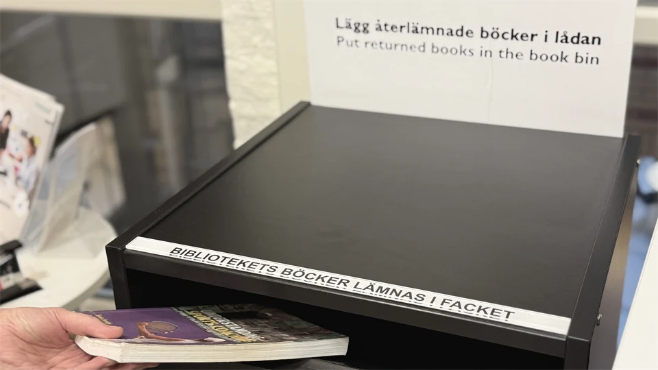 svart låda med bokinkast